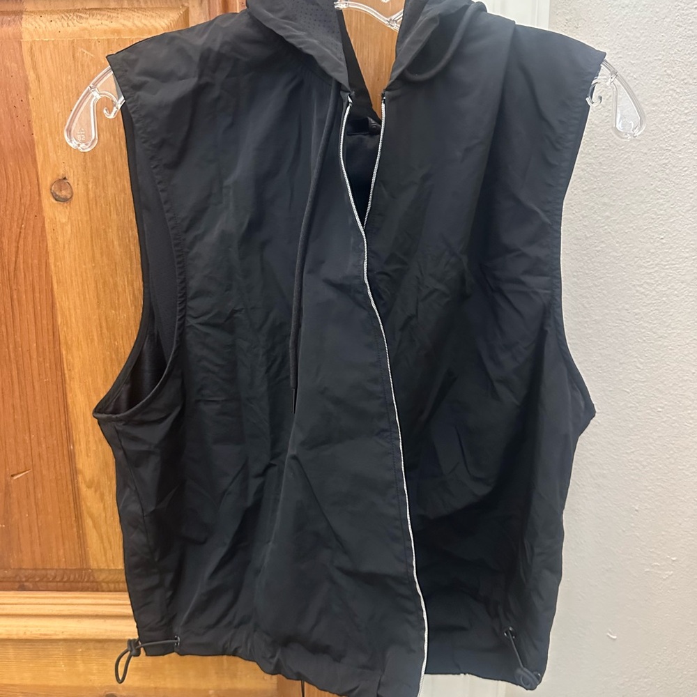 Alo Crinkle Cropped Black Hooded Vest